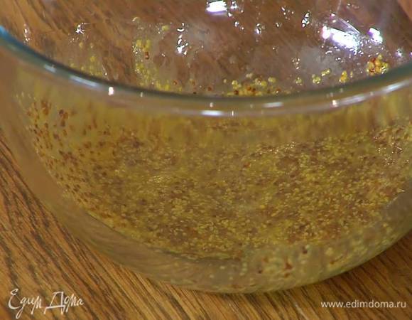 Приготовить заправку: в глубокой салатнице соединить горчицу, лимонный сок и оливковое масло, все перемешать.