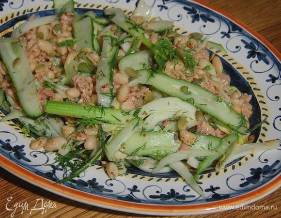 В салатницу с заправкой выложить готовую фасоль, слегка измельченного вилкой тунца, нарезанный фенхель и огурцы, добавить укроп и все перемешать.