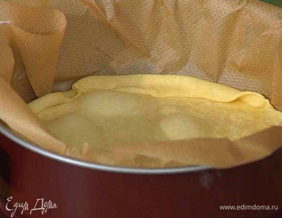 Выпекать корж в разогретой духовке 10 минут.