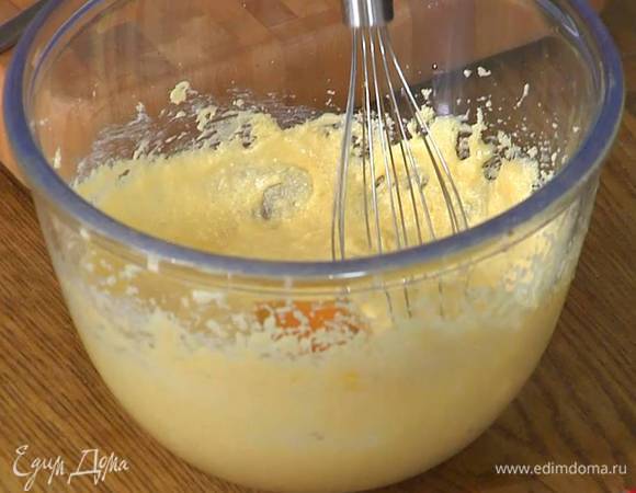 Сахар растереть лопаткой с предварительно размягченным сливочным маслом и взбить блендером с насадкой-венчиком, затем, продолжая взбивать, добавить яйцо, всыпать половину миндальной муки и, не переставая взбивать, по одному ввести оставшиеся яйца.