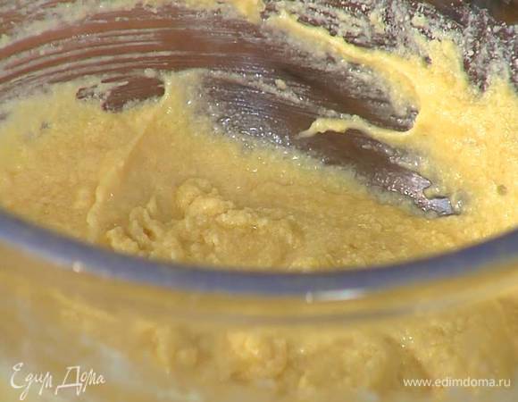 Всыпать оставшуюся миндальную муку, влить миндальный экстракт и перемешать все ложкой.