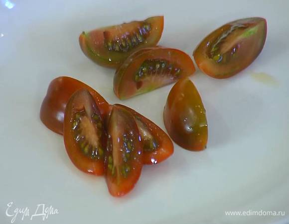 Помидоры черри разрезать на 4 части.