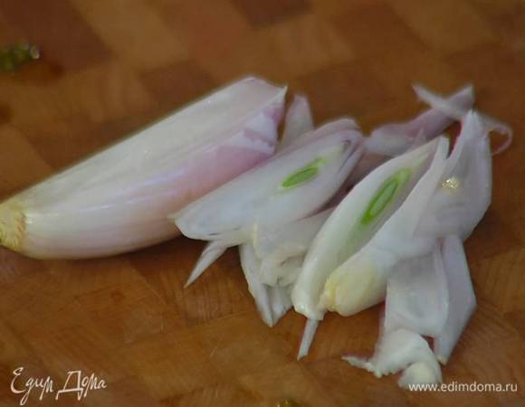 Шалот почистить и нарезать тонкой соломкой.