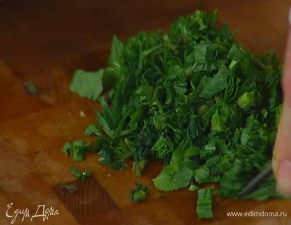 Мяту мелко порубить — должны получиться 2 ст. ложки.