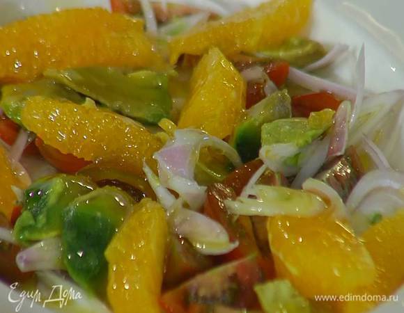 Помидоры, авокадо и шалот выложить на блюдо, сверху поместить мякоть апельсина, полить все выделившимся соком, 1‒2 ч. ложками оливкового масла Extra Virgin и посыпать измельченной зеленью, затем сбрызнуть острым соусом и оставшимся маслом, посолить и поперчить.