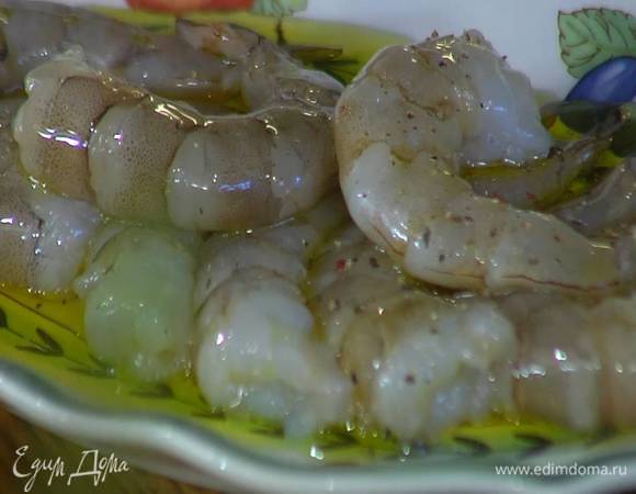 Креветки полить оливковым маслом, посолить и поперчить.