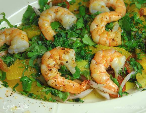 Разогреть сковороду-гриль и обжаривать креветки по 1‒2 минуты с каждой стороны, затем выложить сверху на салат.