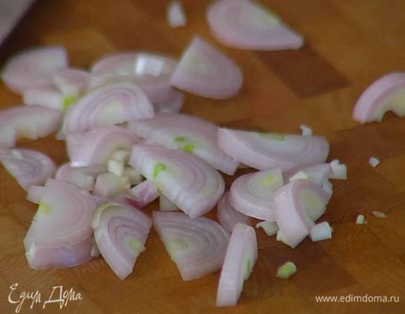Шалот почистить и нарезать тонкими полукольцами.