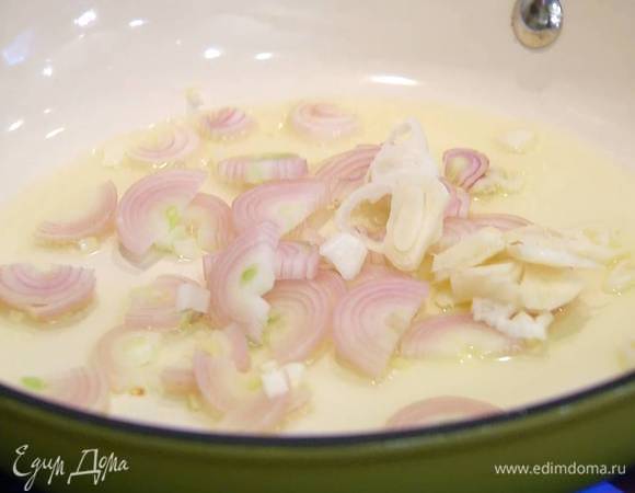 Разогреть в сковороде 2 ст. ложки оливкового масла и обжарить лук и чеснок.