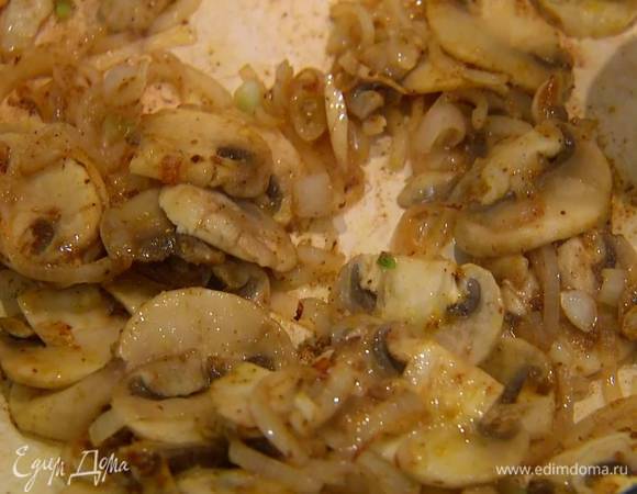 Шампиньоны нарезать пластинками, добавить к луку с чесноком и перемешать, затем всыпать кориандр, корицу, куркуму, молотый имбирь, мускатный орех, острый перец и соль, еще раз перемешать и обжарить.