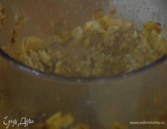 Обжаренные грибы с луком и чесноком слегка измельчить в блендере.