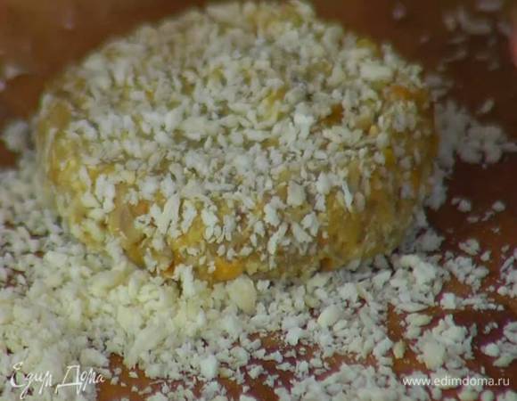 К кешью с курагой добавить измельченные грибы, отваренную чечевицу и все перемешать, затем сформировать две котлеты и обвалять в сухарях.