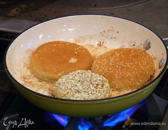Сковороду, где жарились грибы, протереть бумажным полотенцем, разогреть в ней оставшееся оливковое масло и пожарить котлеты с двух сторон, а половинки булок — с одной стороны, срезом вниз.