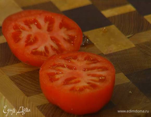 Помидор нарезать толстыми кружками.