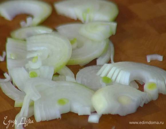Лук почистить и нарезать полукольцами.