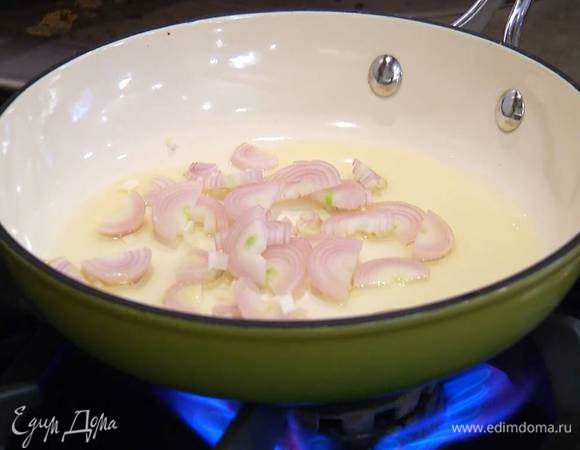 Разогреть в сковороде оливковое масло и обжарить лук.
