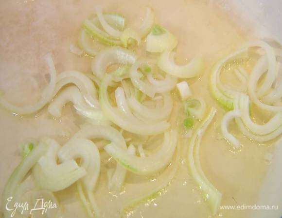 Картофель отварить в мундире, затем разрезать пополам или нарезать кружками, если он крупный.