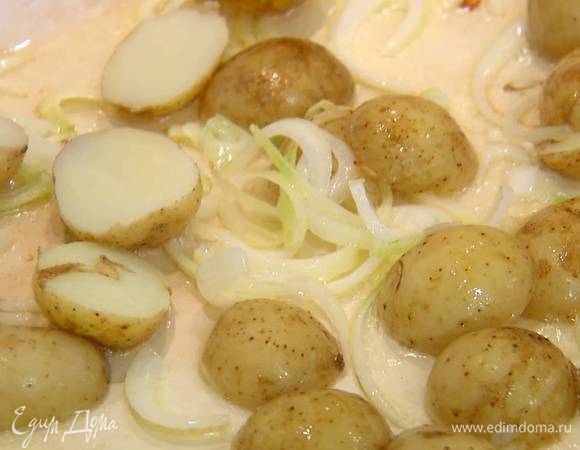 Нарезанный картофель добавить к луку и все обжарить.