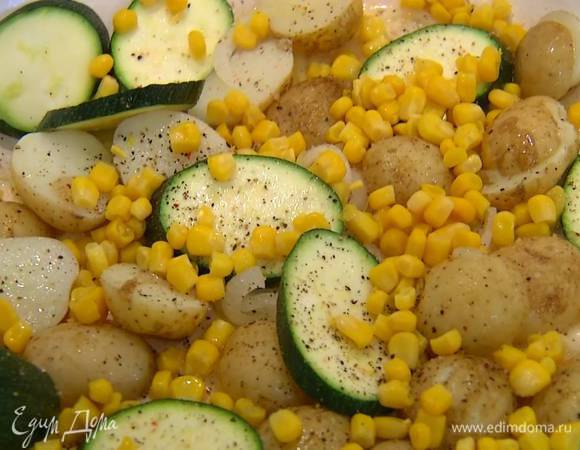 Цукини нарезать толстыми кружками, выложить в сковороду с овощами, все посолить и поперчить, затем добавить кукурузу, перемешать и обжарить.