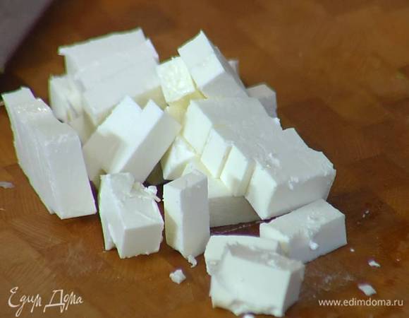 Фету нарезать маленькими кубиками.