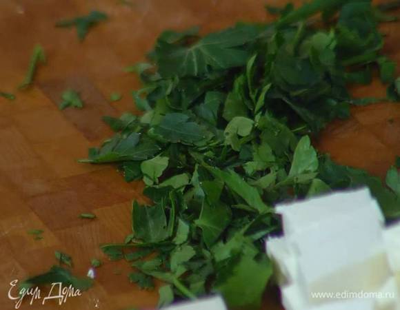 Петрушку крупно порубить.
