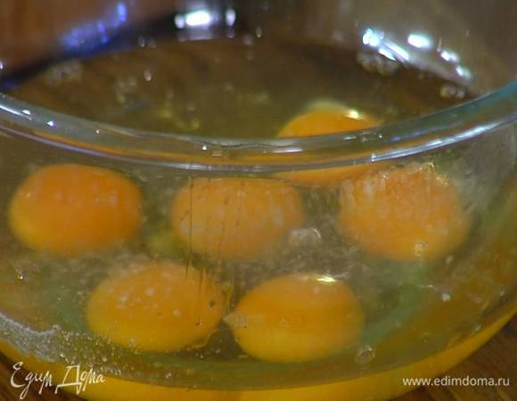 Яйца разбить в миску, посолить, поперчить и взболтать вилкой.