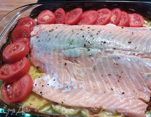 Через 45 минут выложить на картофель филе лосося (можно разрезать лосося на порционные кусочки) и кружочки помидора.