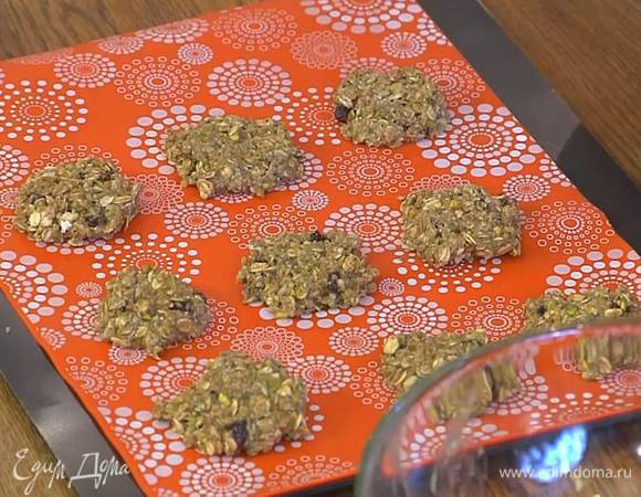 С помощью лопатки или ложки сформировать небольшие лепешки, выложить их на силиконовый коврик для выпечки на расстоянии 1‒2 см друг от друга.