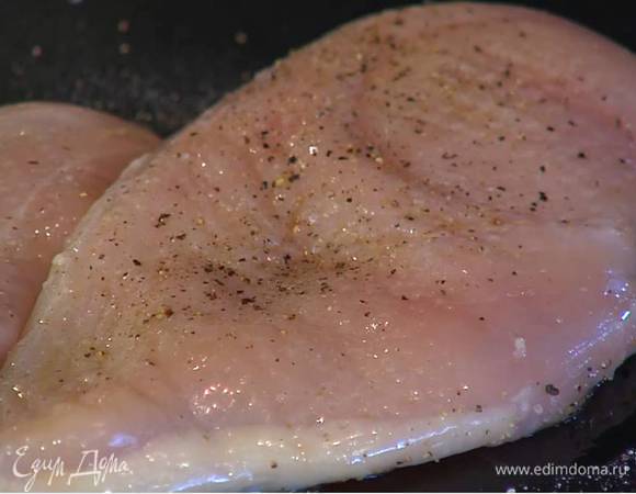 Куриное мясо отбить, слегка посолить и поперчить со всех сторон и сбрызнуть оливковым маслом.