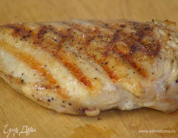 Разогреть сковороду-гриль и обжарить грудку с двух сторон до готовности.