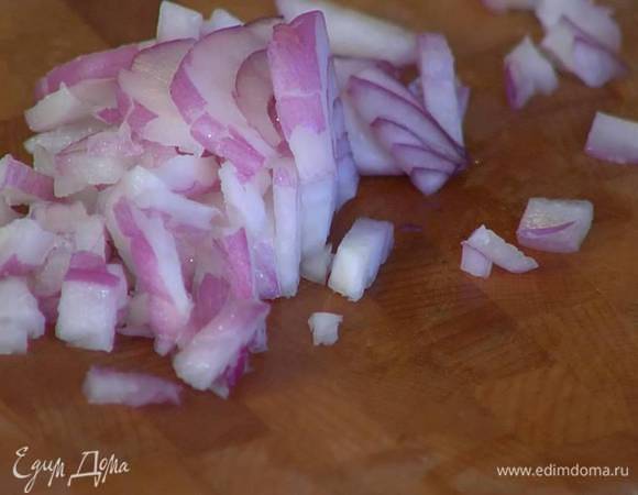 Красный лук почистить и мелко порубить.