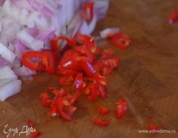 Перец чили мелко порезать.