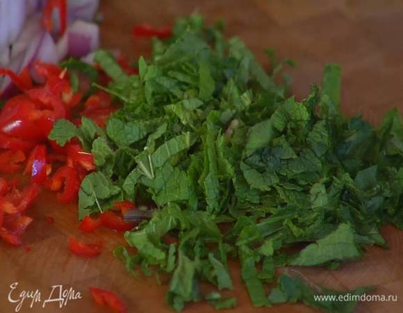 Мяту мелко порубить.