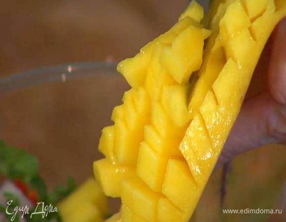 Манго очистить от кожуры и нарезать небольшими кусочками.