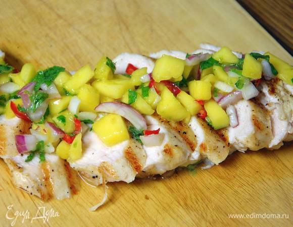 Подавать куриную грудку с сальсой.