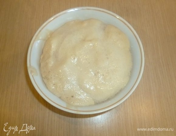 Дрожжи развести с медом в 100 мл теплой воды и оставить на 10 минут до появления пены.