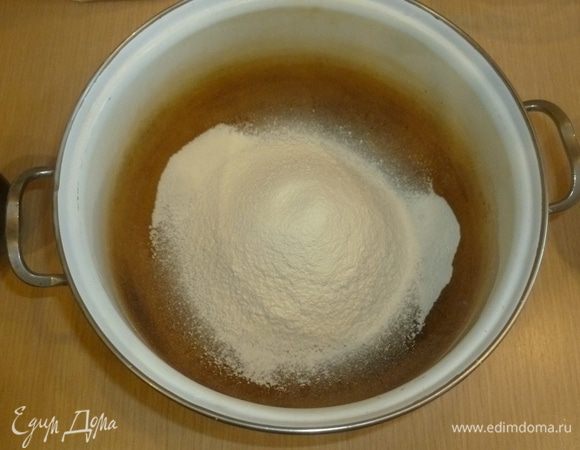 В миске смешать половину сахара и 100 г муки. 