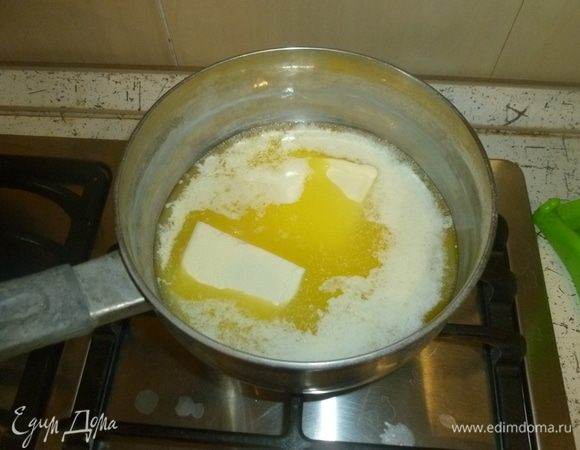 Сливочное масло растопить и немного остудить. 