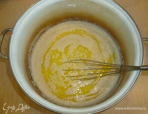 Влить молоко (комнатной температуры). Перемешать. Влить дрожжи и масло. Отставить. 