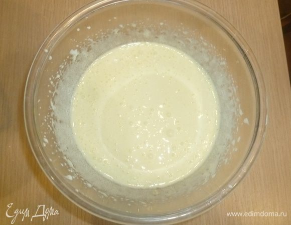 В отдельной миске взбить желтки с оставшимся сахаром, ввести в молочную смесь, просеять оставшуюся муку, добавить щепотку соли. Перемешать. 