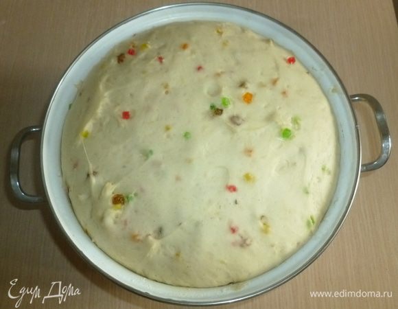 Тесто переложить в большую емкость (у меня  5 л), накрыть полотенцем. Оставить тесто подходить на 3 часа. 