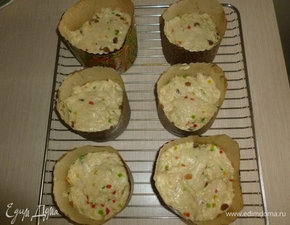 Тесто обмять и разложить в формы, заполняя их на половину. Накрыть и оставить на 1 час. 