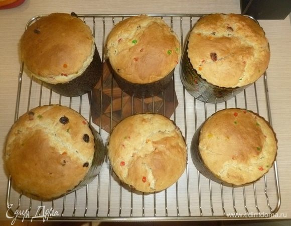 Духовку разогреть до 140°C. Выпекать куличи 70–90 минут (в зависимости от размеров). Куличи достать и полностью остудить.