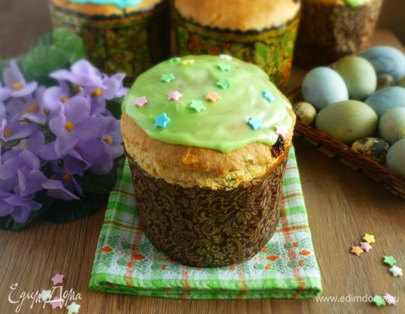 Приготовить глазурь согласно инструкции. Украсить куличи глазурью и посыпкой. Делать это нужно быстро, пока глазурь не застыла. Приятного аппетита!