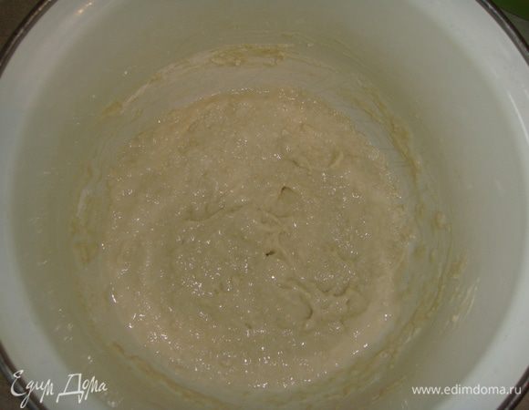 Для начала готовим опару. В чашке смешиваем дрожжи, муку и теплое молоко. Все тщательно перемешиваем и ставим в теплое место, чтобы она подошла. В массу из трех просеянных стаканов муки и 1,5 стакана теплого молока ввести подошедшую опару. Ставим тесто в теплое место на 1,5 часа до увеличения в объеме в 2 раза.