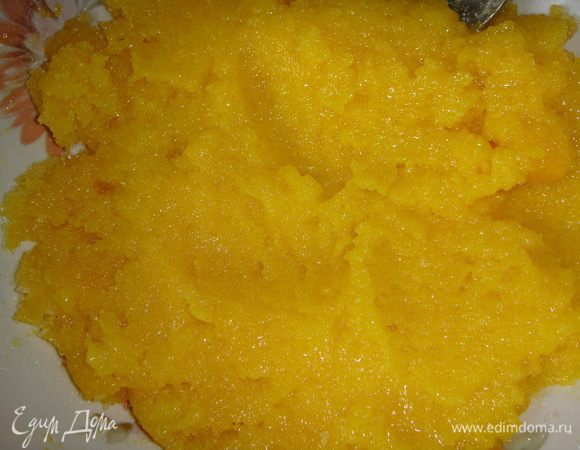 Желтки перетереть с сахаром.