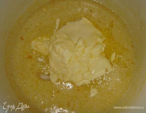 Добавить мягкое сливочное масло, соль, ванильный сахар.