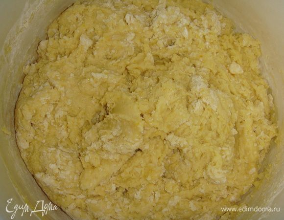 Замесить тесто. Вначале оно будет липнуть к рукам, но муку не надо добавлять. Тесто надо вымешивать до тех пор, пока оно не перестанет липнуть к рукам.