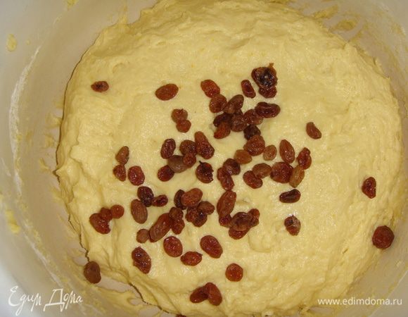 Выложить изюм (если вы любите много изюма, то можно добавить еще 0,5 стакана) и еще раз вымесить тесто.