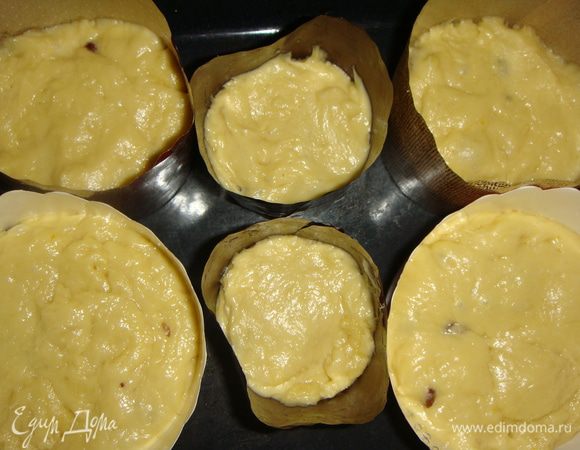 Выложить в формы на 1/2 и снова ставим в тепло до увеличения в 2 раза. Выпекать куличи в разогретой до 180°C духовке 30 минут. Готовность проверить деревянной шпажкой.